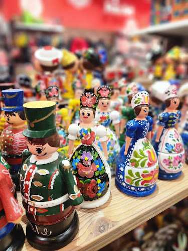 Magyar népviseletes babák és kézzel festett szuvenírek a Memories of Hungary Váci utcai üzletben